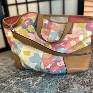 Coach Hadley Floral Print Medium Duffle Tote